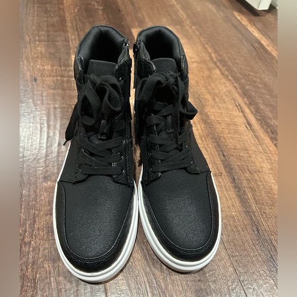 Brand new Yellow Box Sneakers - Edisia size 10 - Picture 1 of 7